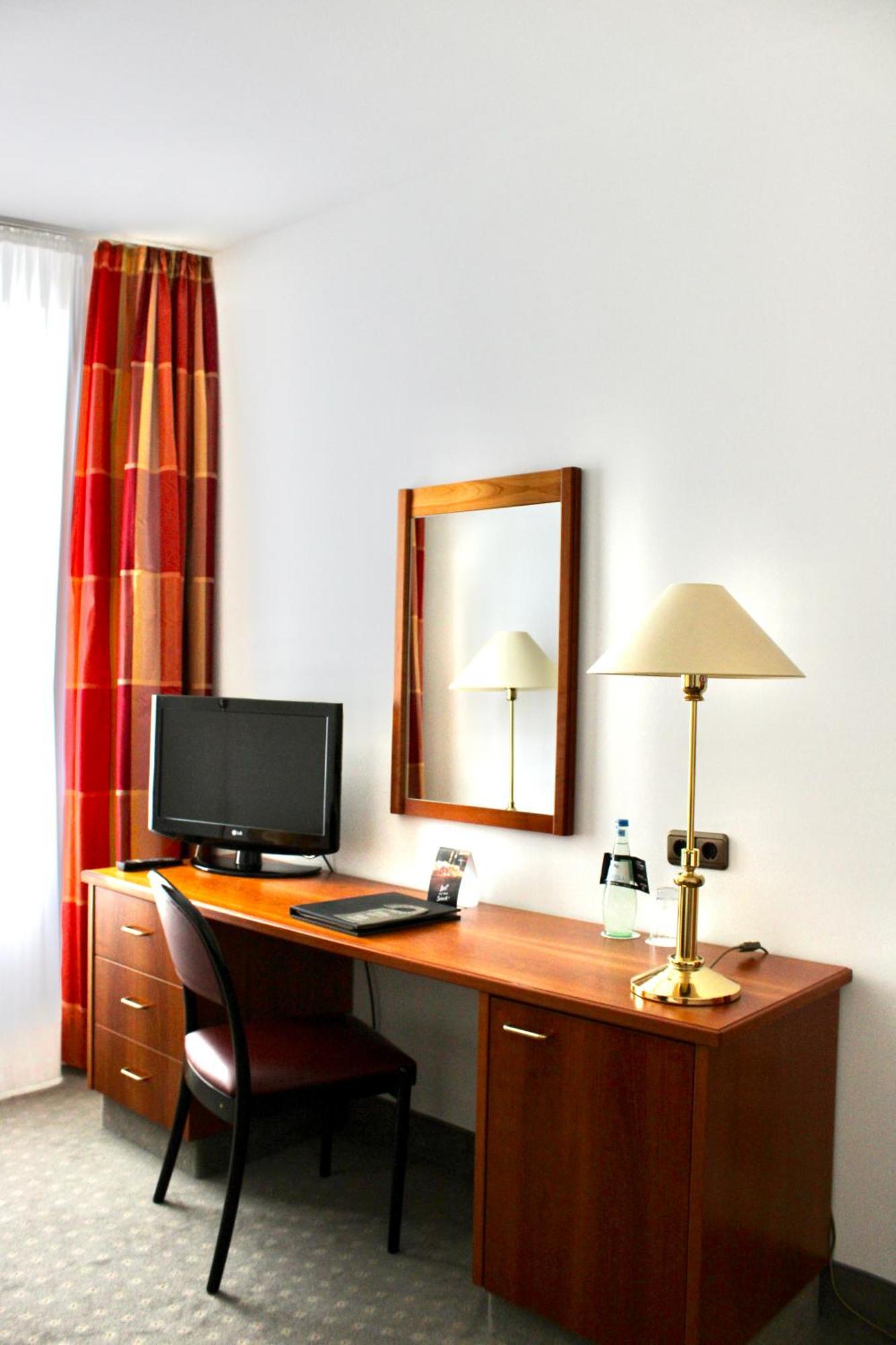 Hotel Alma Am Anger แอร์ฟวร์ท ภายนอก รูปภาพ